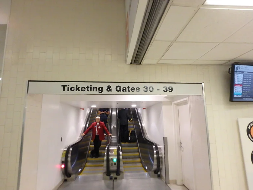 [片道1万円！？激安サンフランシスコ旅行記11] ロサンゼルス国際空港で国内線に乗換。30番ゲートは何処だ?