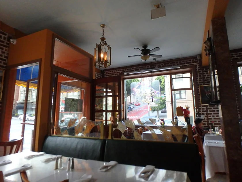 [片道1万円！？激安サンフランシスコ旅行記21] サンフランシスコの町並みを楽しみながら食事ができるカフェ「Roxanne Cafe」