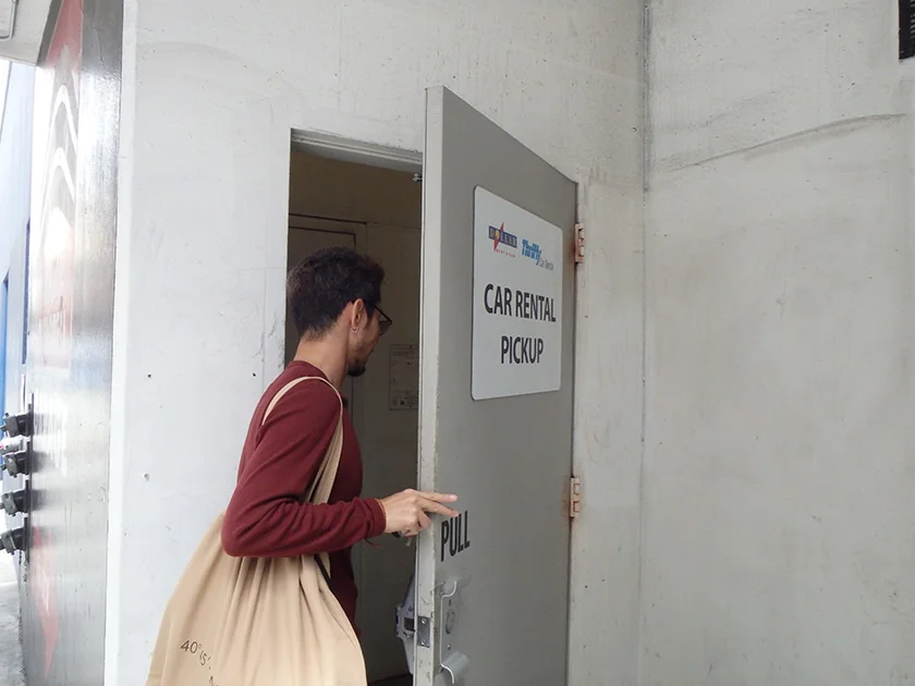 [片道1万円！？激安サンフランシスコ旅行記26] レンタカーを借りる前に、ちゃんと車の状態をチェック。。。。あれ?ホイール歪んでない?w