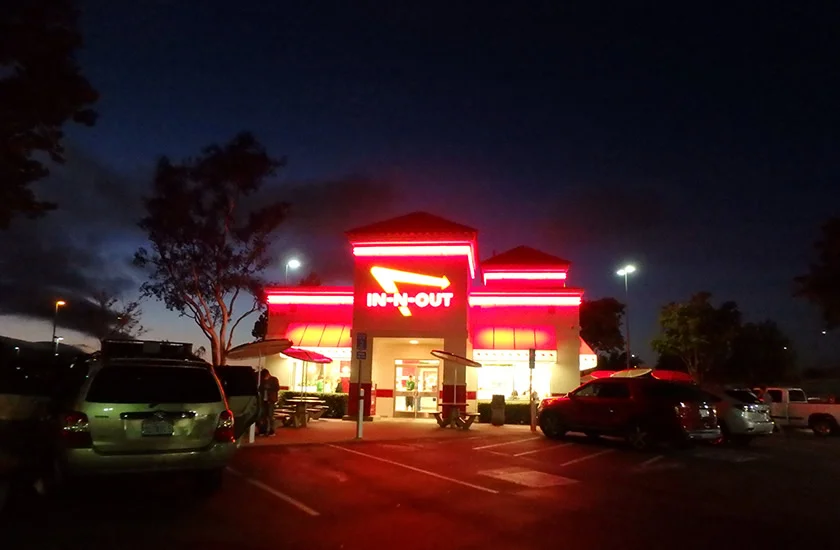 [片道1万円！？激安サンフランシスコ旅行記40] 完全アウェーな地元のハンバーガーショップ「In-N-Out Burger」