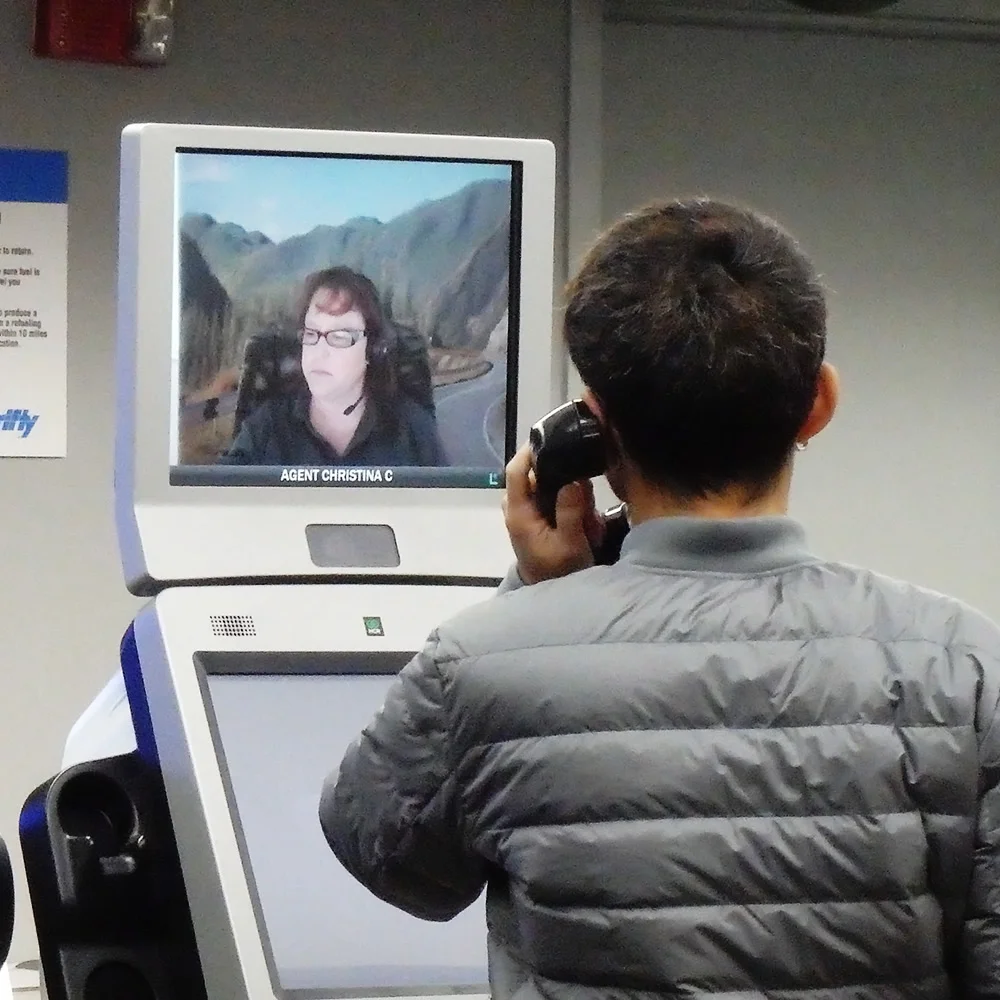 [片道1万円！？激安サンフランシスコ旅行記57] レンタカー返却。4階に行けと言われたが、誰も居ないんだが。。。もしもし?