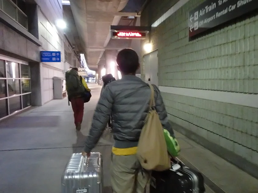 [片道1万円！？激安サンフランシスコ旅行記57] レンタカー返却。4階に行けと言われたが、誰も居ないんだが。。。もしもし?