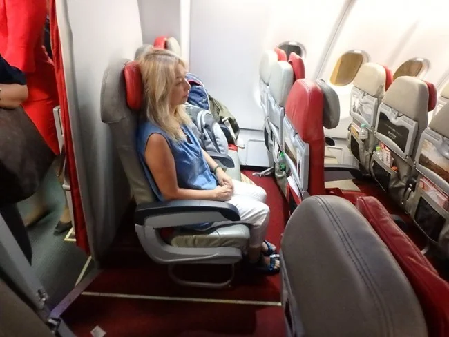 [タイの秘境・ピピ島とプーケットを巡る旅行記10] エアアジアのクアラルンプール行きA330-300の機内の様子と搭乗記レポート