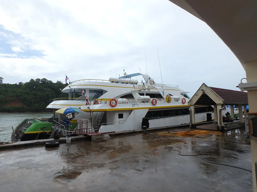 [タイの秘境・ピピ島とプーケットを巡る旅行記18] 青空が見えてきた!チャオコーフェリーに乗ってピピ・ドーン島へ向けて出発だ!