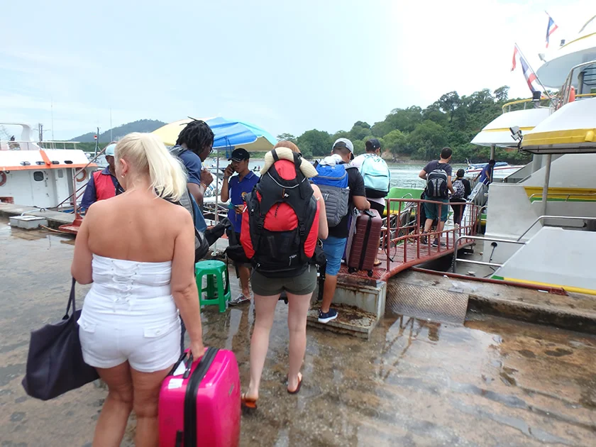 [タイの秘境・ピピ島とプーケットを巡る旅行記18] 青空が見えてきた!チャオコーフェリーに乗ってピピ・ドーン島へ向けて出発だ!
