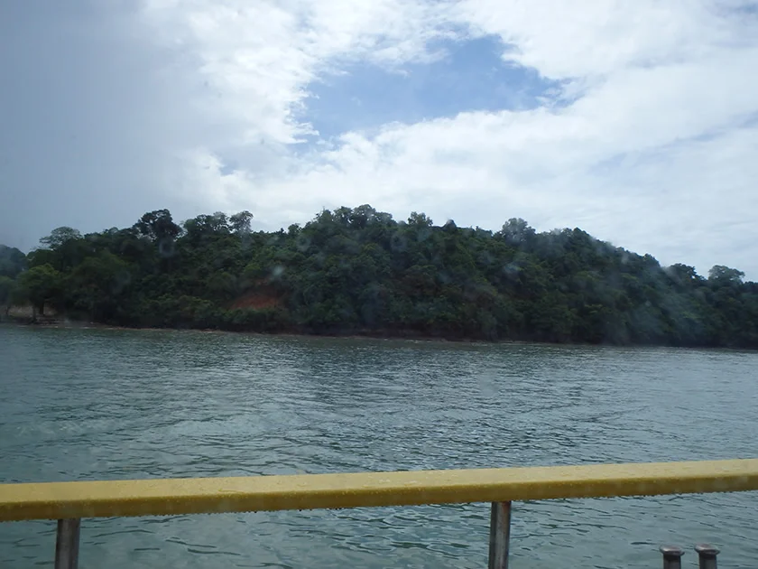 [タイの秘境・ピピ島とプーケットを巡る旅行記18] 青空が見えてきた!チャオコーフェリーに乗ってピピ・ドーン島へ向けて出発だ!