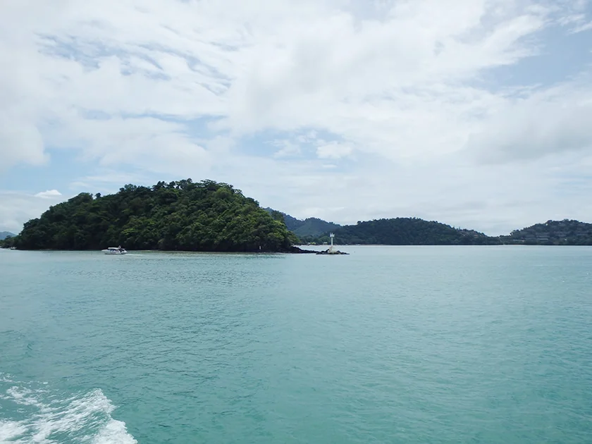 [タイの秘境・ピピ島とプーケットを巡る旅行記19] チャオコーフェリーで約2時間のクルージング。ピピ島が見えてきた!