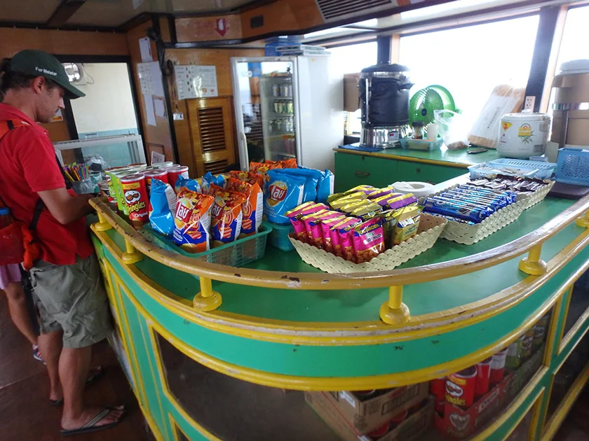 [タイの秘境・ピピ島とプーケットを巡る旅行記19] チャオコーフェリーで約2時間のクルージング。ピピ島が見えてきた!