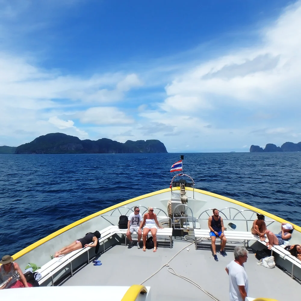 [タイの秘境・ピピ島とプーケットを巡る旅行記19] チャオコーフェリーで約2時間のクルージング。ピピ島が見えてきた!