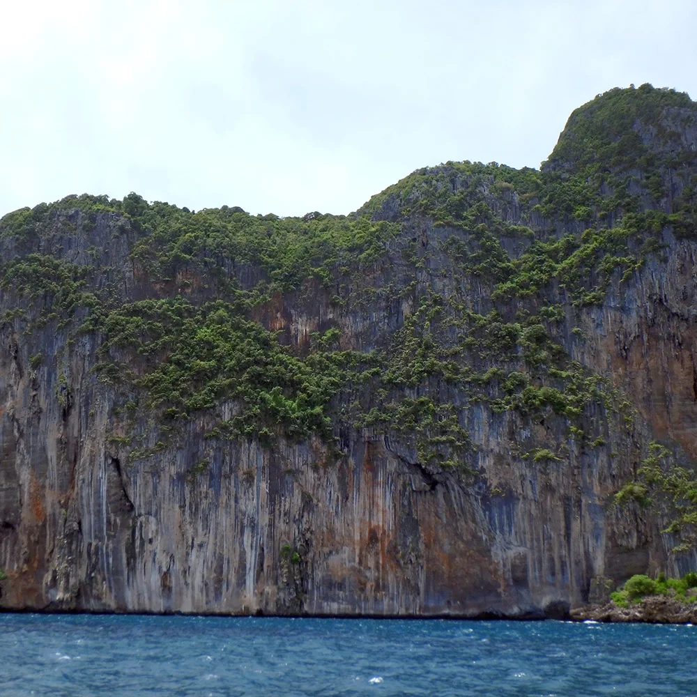 [タイの秘境・ピピ島とプーケットを巡る旅行記20] ピピ島に上陸。あれ?なんかめっちゃ人多くない?w