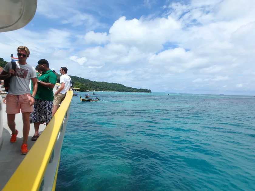 [タイの秘境・ピピ島とプーケットを巡る旅行記20] ピピ島に上陸。あれ?なんかめっちゃ人多くない?w