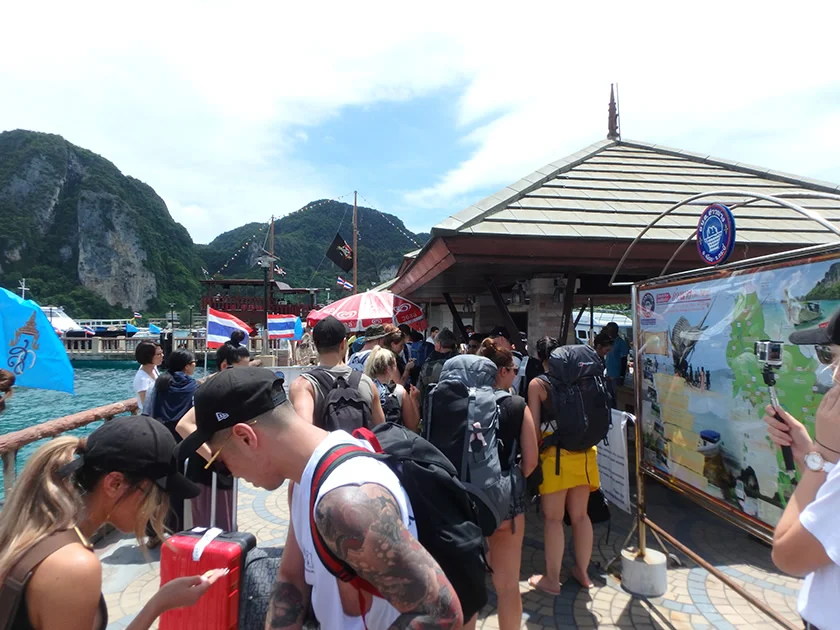 [タイの秘境・ピピ島とプーケットを巡る旅行記20] ピピ島に上陸。あれ?なんかめっちゃ人多くない?w