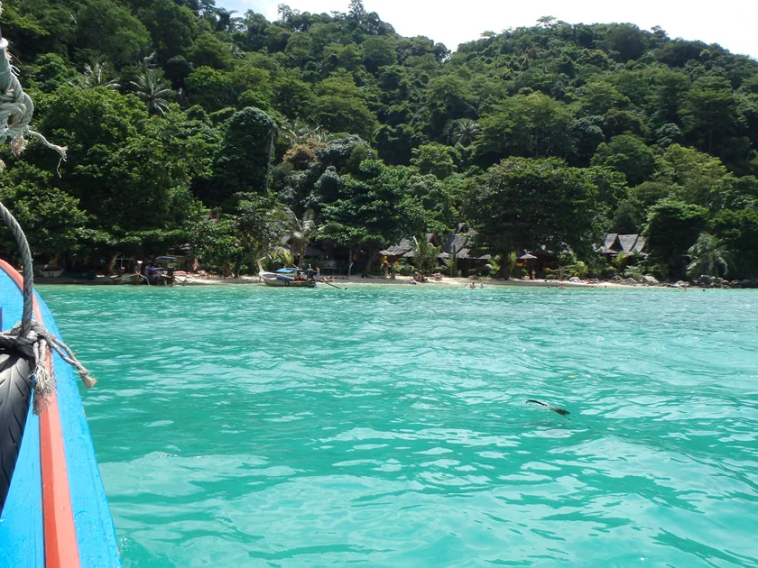 [タイの秘境・ピピ島とプーケットを巡る旅行記21] シャトルボートで約30分。ピピ・リラックスビーチリゾートにやって来たぞ♪