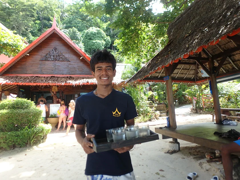 [タイの秘境・ピピ島とプーケットを巡る旅行記21] シャトルボートで約30分。ピピ・リラックスビーチリゾートにやって来たぞ♪