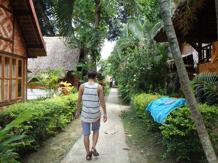 [タイの秘境・ピピ島とプーケットを巡る旅行記23] ビーチフロントのレストランで、チャーンビールで乾杯!