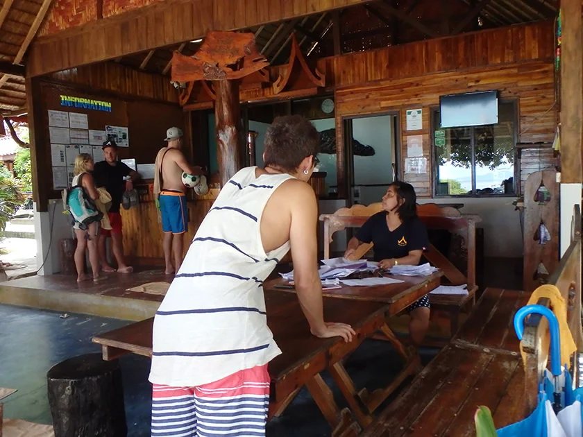 [タイの秘境・ピピ島とプーケットを巡る旅行記23] ビーチフロントのレストランで、チャーンビールで乾杯!