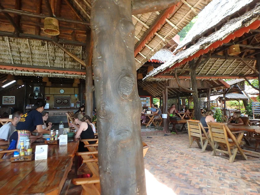 [タイの秘境・ピピ島とプーケットを巡る旅行記23] ビーチフロントのレストランで、チャーンビールで乾杯!