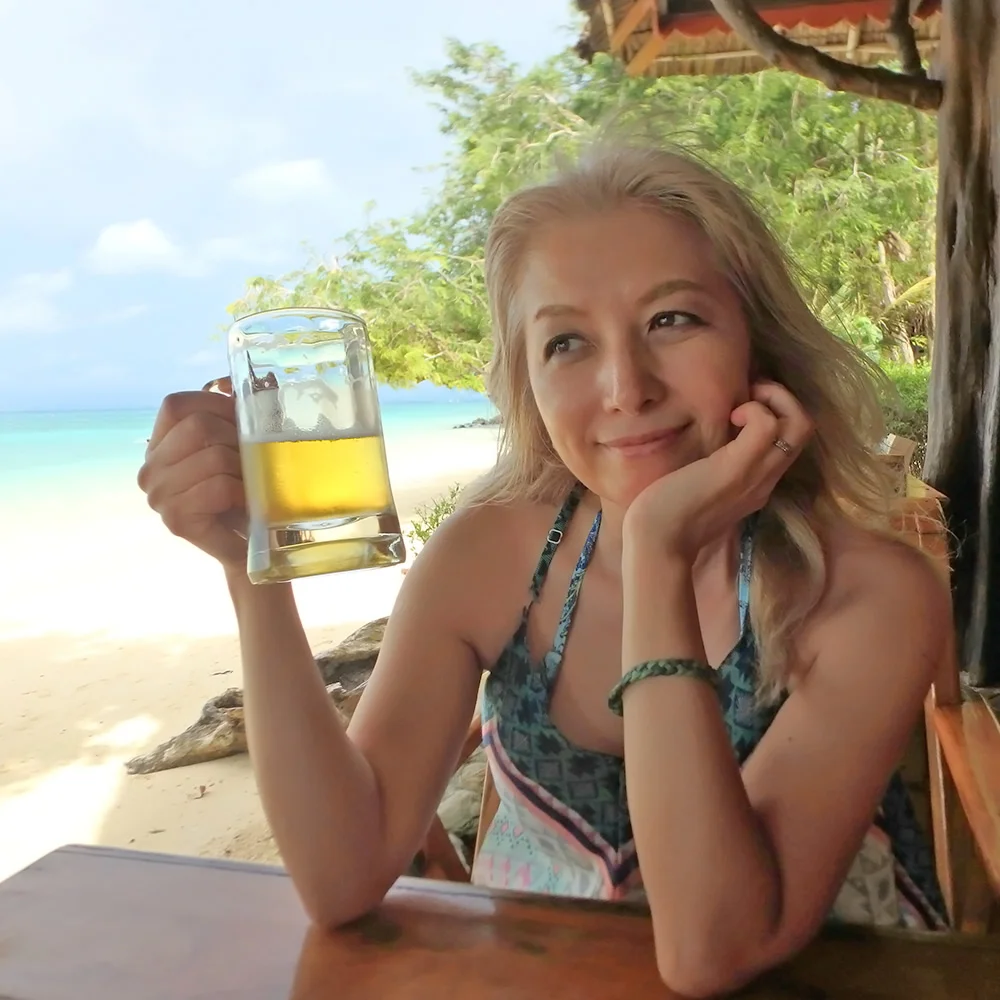 [タイの秘境・ピピ島とプーケットを巡る旅行記23] ビーチフロントのレストランで、チャーンビールで乾杯!