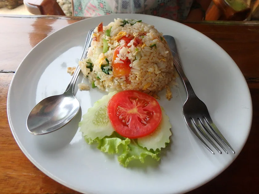 [タイの秘境・ピピ島とプーケットを巡る旅行記23] ビーチフロントのレストランで、チャーンビールで乾杯!
