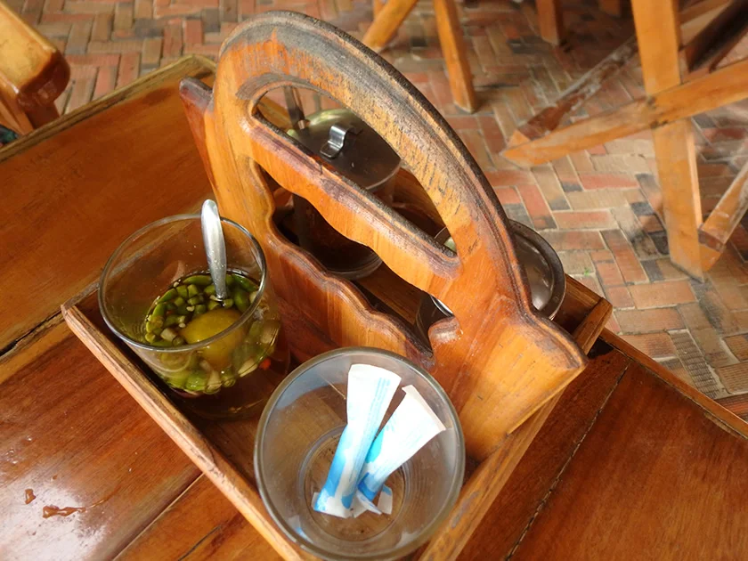 [タイの秘境・ピピ島とプーケットを巡る旅行記23] ビーチフロントのレストランで、チャーンビールで乾杯!