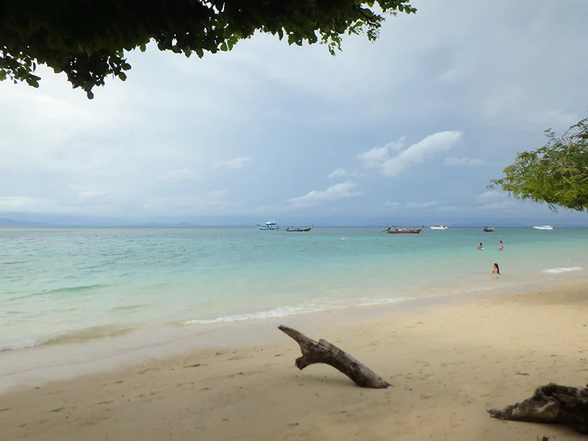 [タイの秘境・ピピ島とプーケットを巡る旅行記24] ピピ島の雨季真っ只中のビーチでまったりタイム。