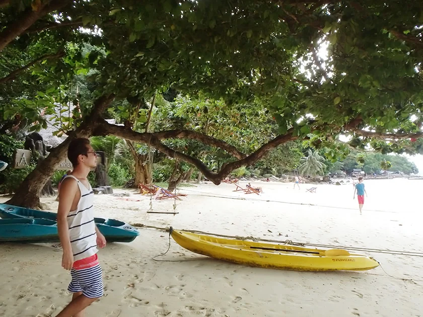 [タイの秘境・ピピ島とプーケットを巡る旅行記24] ピピ島の雨季真っ只中のビーチでまったりタイム。