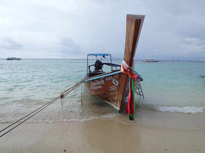 [タイの秘境・ピピ島とプーケットを巡る旅行記24] ピピ島の雨季真っ只中のビーチでまったりタイム。