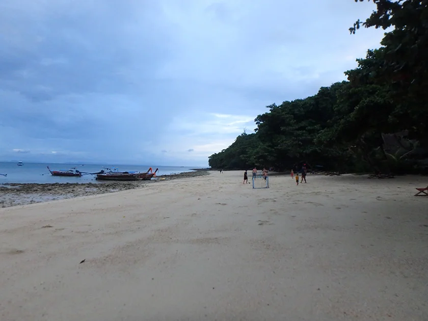 [タイの秘境・ピピ島とプーケットを巡る旅行記24] ピピ島の雨季真っ只中のビーチでまったりタイム。