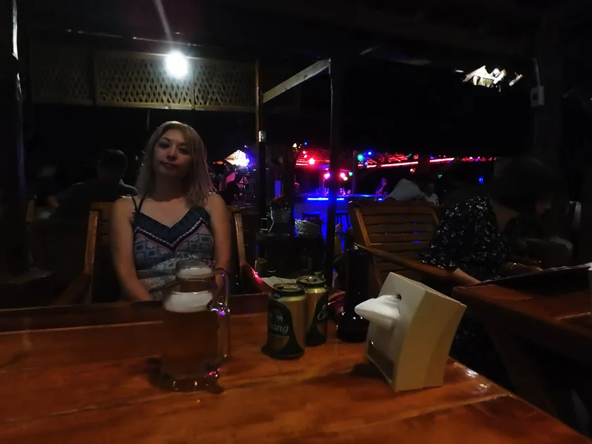 [タイの秘境・ピピ島とプーケットを巡る旅行記25] 晩ごはんタイム。あれ?なんか日本語が聞こえてくる。