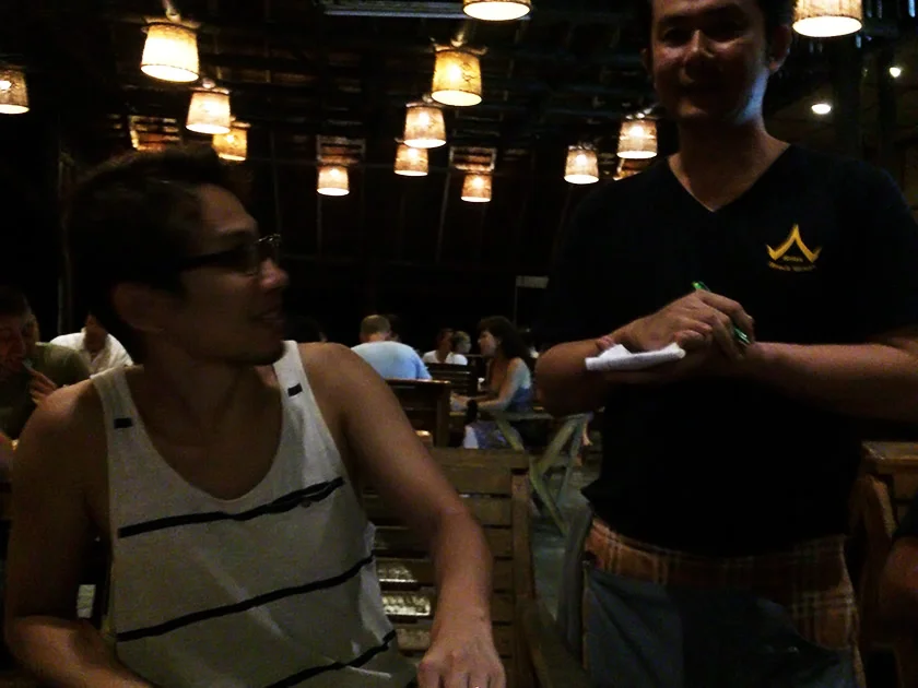 [タイの秘境・ピピ島とプーケットを巡る旅行記25] 晩ごはんタイム。あれ?なんか日本語が聞こえてくる。