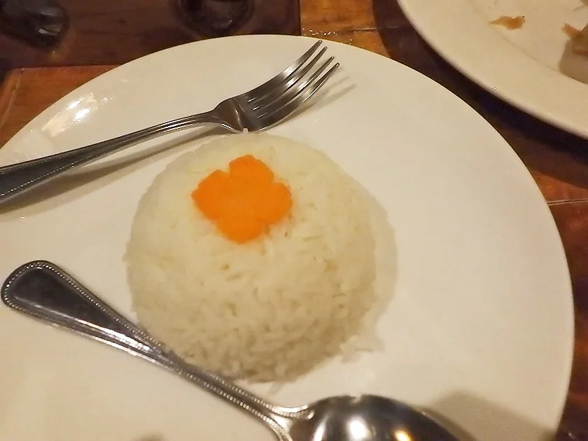 [タイの秘境・ピピ島とプーケットを巡る旅行記25] 晩ごはんタイム。あれ?なんか日本語が聞こえてくる。