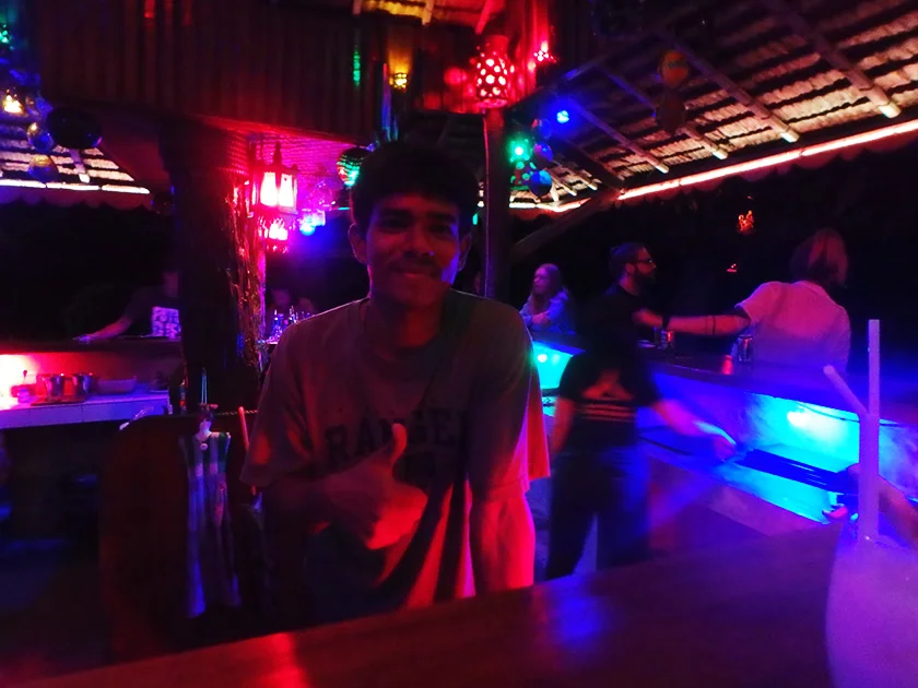 [タイの秘境・ピピ島とプーケットを巡る旅行記26] ビーチバーでカクテルタイム♪ ビーチではサプライズイベント?