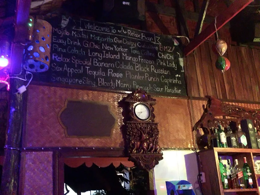 [タイの秘境・ピピ島とプーケットを巡る旅行記26] ビーチバーでカクテルタイム♪ ビーチではサプライズイベント?