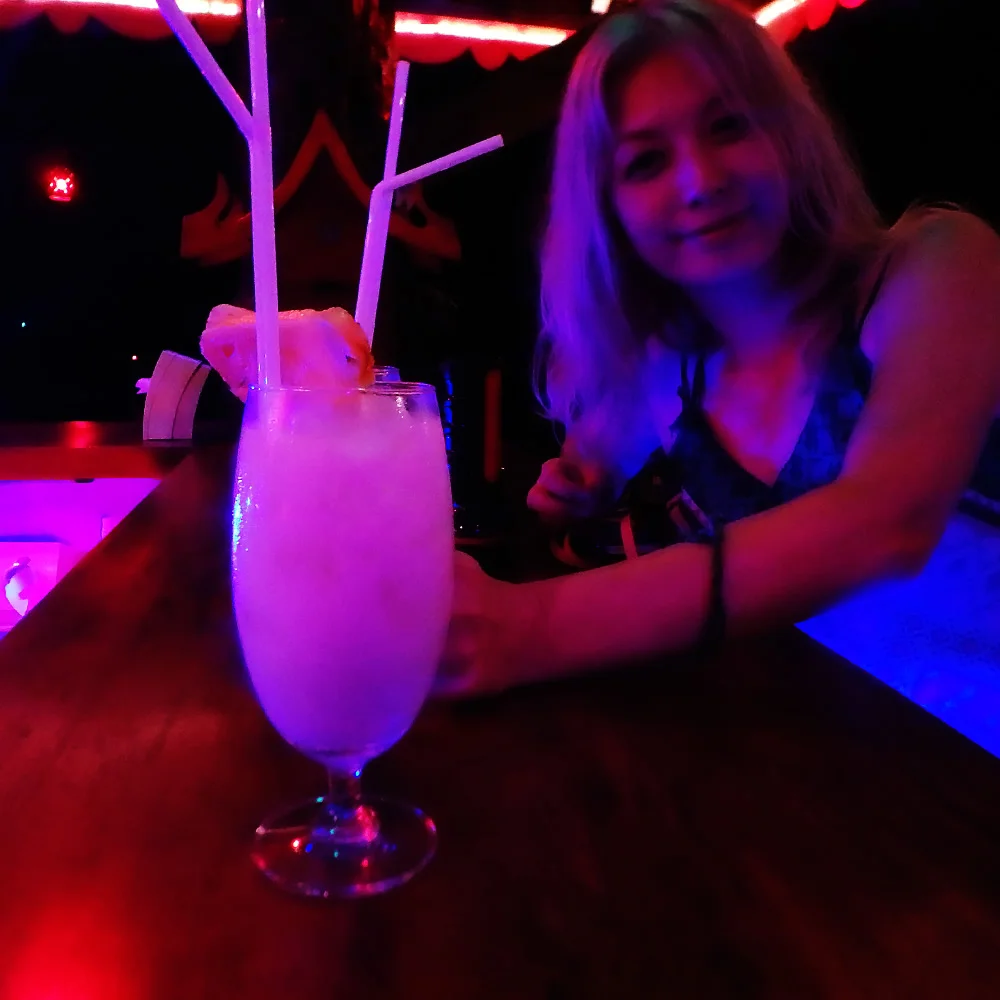 [タイの秘境・ピピ島とプーケットを巡る旅行記26] ビーチバーでカクテルタイム♪ ビーチではサプライズイベント?