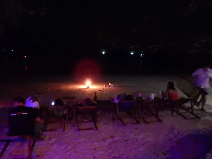 [タイの秘境・ピピ島とプーケットを巡る旅行記26] ビーチバーでカクテルタイム♪ ビーチではサプライズイベント?