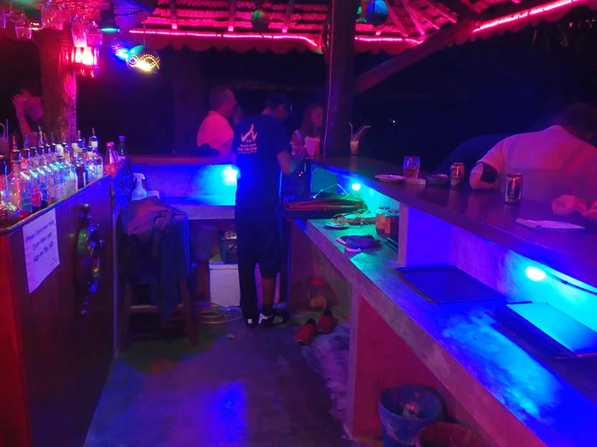 [タイの秘境・ピピ島とプーケットを巡る旅行記26] ビーチバーでカクテルタイム♪ ビーチではサプライズイベント?
