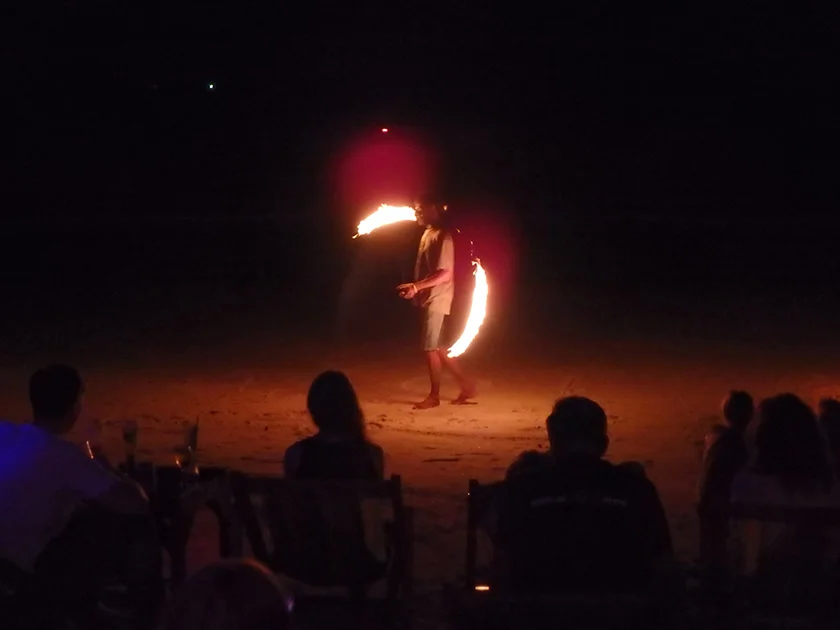 [タイの秘境・ピピ島とプーケットを巡る旅行記27] 花火のようなファイアーダンスショーの始まり！