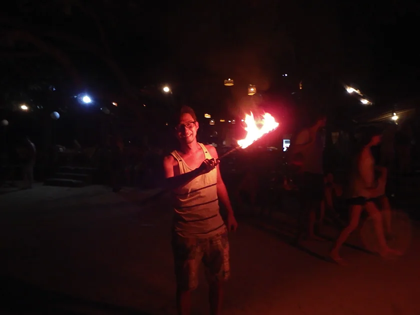 [タイの秘境・ピピ島とプーケットを巡る旅行記27] 花火のようなファイアーダンスショーの始まり！