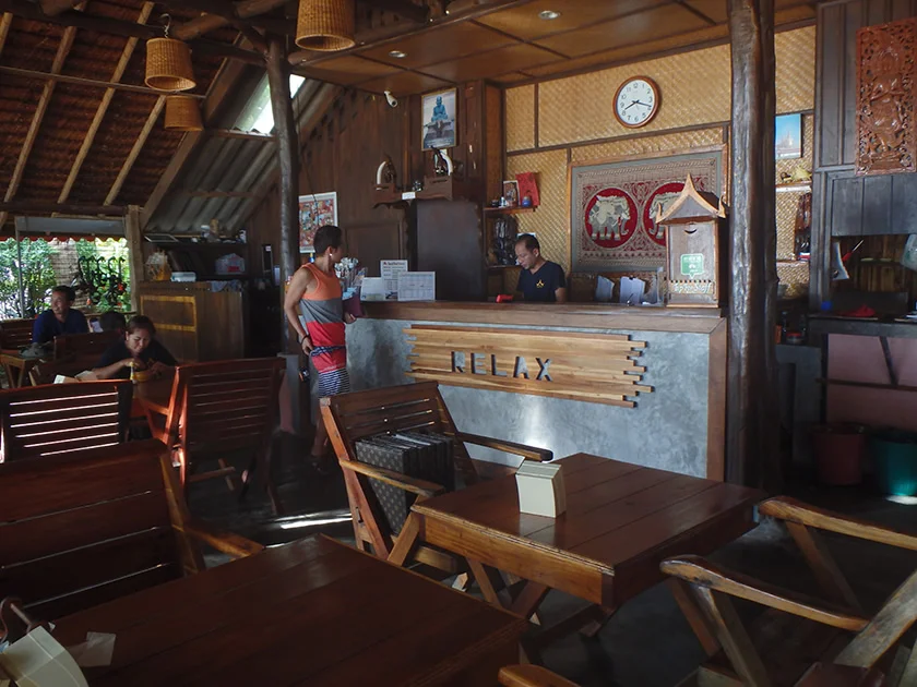 [タイの秘境・ピピ島とプーケットを巡る旅行記29] ピピ・リラックス・リゾートのセキュリティボックスはレストランで。
