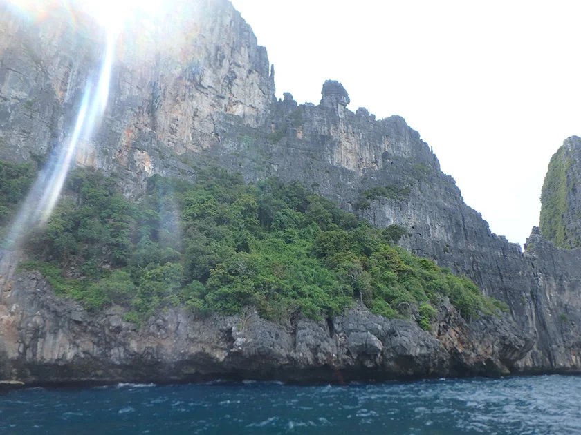 [タイの秘境・ピピ島とプーケットを巡る旅行記33] 大人気のピピレイ島・マヤベイビーチに上陸。。。。なんじゃ、、この人の多さはｗ