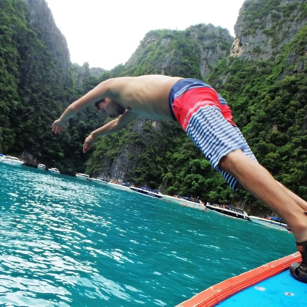 [タイの秘境・ピピ島とプーケットを巡る旅行記36] みんなで海に向かってジャンプ♪