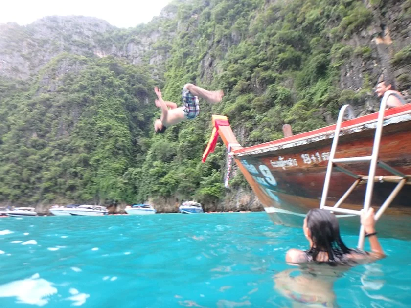 [タイの秘境・ピピ島とプーケットを巡る旅行記36] みんなで海に向かってジャンプ♪