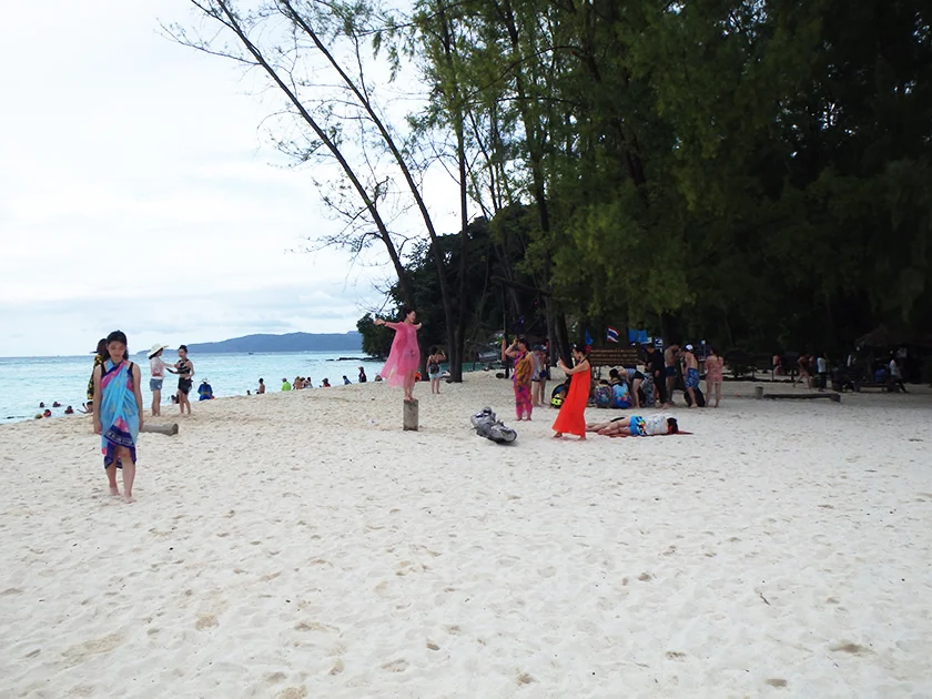 [タイの秘境・ピピ島とプーケットを巡る旅行記38] バンブーアイランドも観光客でいっぱい。