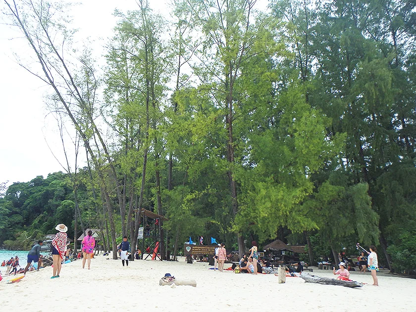 [タイの秘境・ピピ島とプーケットを巡る旅行記38] バンブーアイランドも観光客でいっぱい。