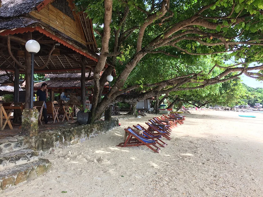 [タイの秘境・ピピ島とプーケットを巡る旅行記41] ピピ島のビーチは晴れるとスゴいことになる。