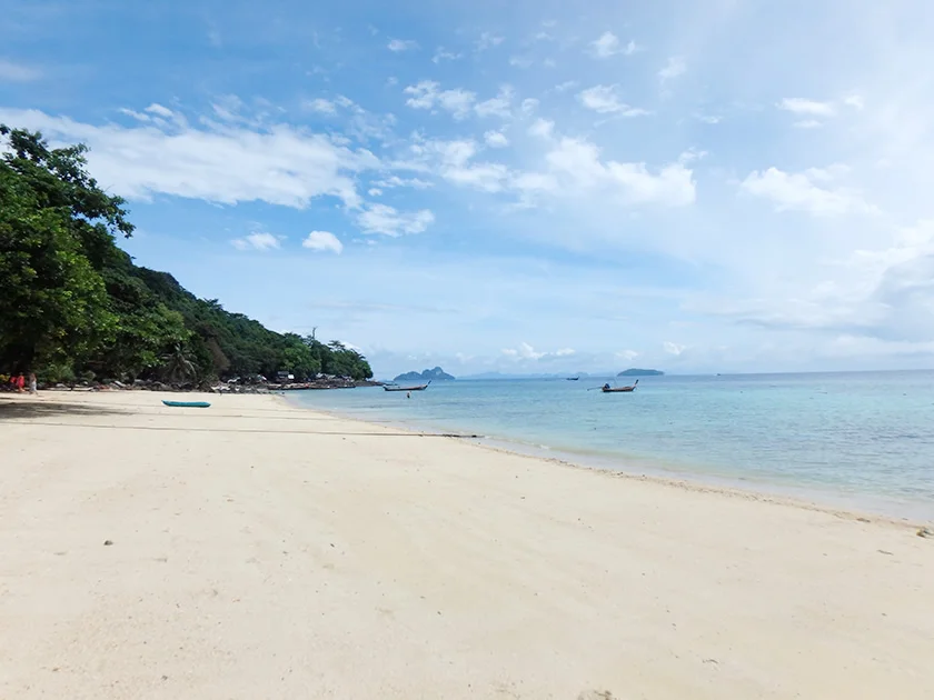 [タイの秘境・ピピ島とプーケットを巡る旅行記41] ピピ島のビーチは晴れるとスゴいことになる。