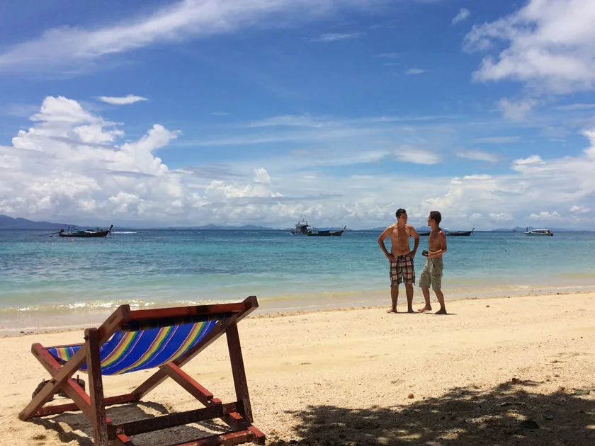 [タイの秘境・ピピ島とプーケットを巡る旅行記41] ピピ島のビーチは晴れるとスゴいことになる。