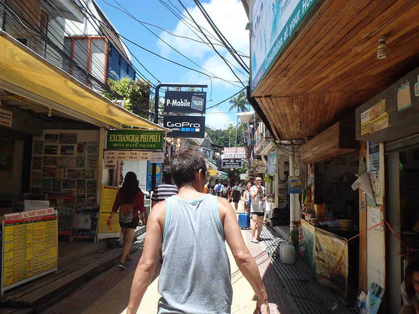 [タイの秘境・ピピ島とプーケットを巡る旅行記44] ピピ島のトンサイ地区は、お店がいっぱいの商業エリア