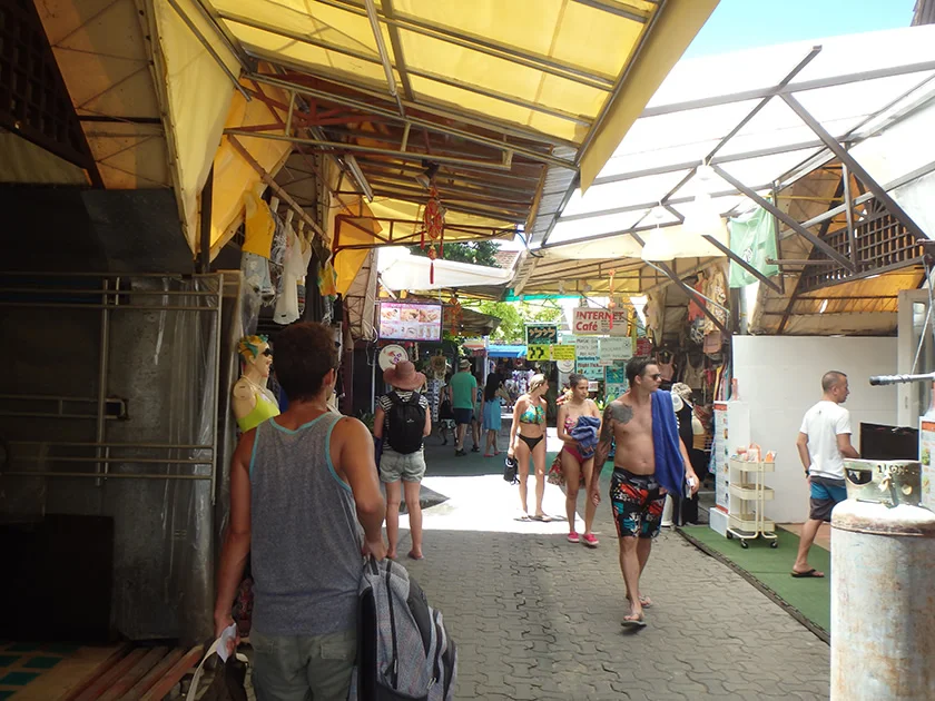 [タイの秘境・ピピ島とプーケットを巡る旅行記44] ピピ島のトンサイ地区は、お店がいっぱいの商業エリア