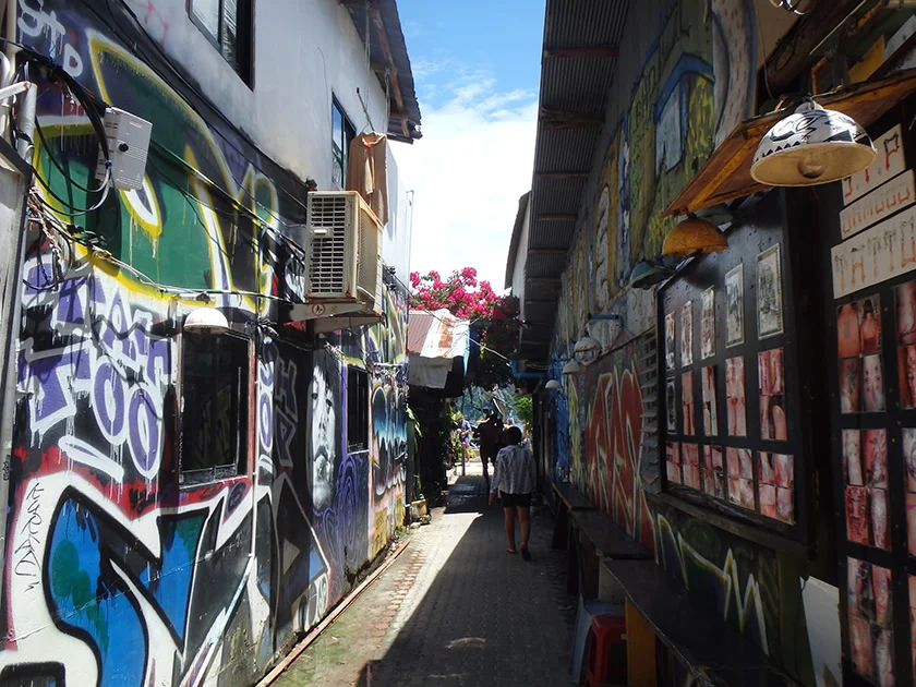 [タイの秘境・ピピ島とプーケットを巡る旅行記44] ピピ島のトンサイ地区は、お店がいっぱいの商業エリア